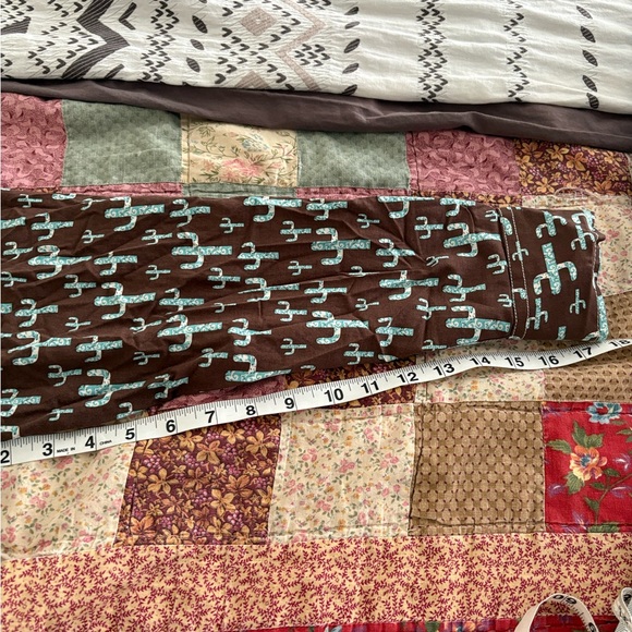 Cowgirl hardware women’s extra  large Brown Shirt with Cactus Print - Picture 8 of 9